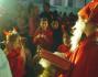 V tělocvičně jílovské základní školy děti viděly  divadelní představení "Kde se vzaly Vánoce?" a od Mikuláše dostaly sladkou odměnu. (1. prosince 2007)  